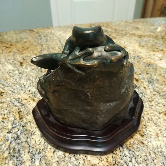 Beautiful Verdigris Bronze Frog on Rock with Wood Base - Picture 2 of 11